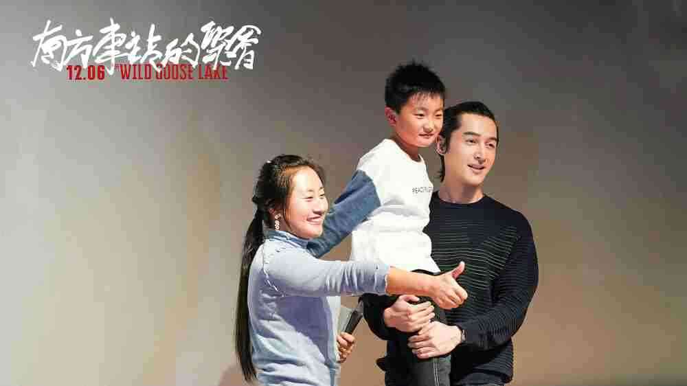 胡歌暖心抱起小粉丝